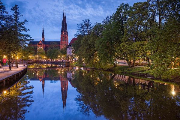 Bibikow, Walter 아티스트의 Sweden-Central Sweden-Uppsala-Domkyrka Cathedral-reflection-dusk작품입니다.